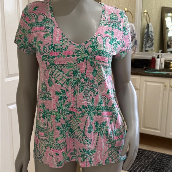 Lilly Pulitzer Tops - LIlly Pulitzer short sleeve t shirt size L